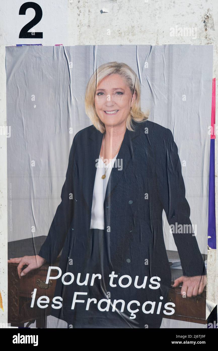 AMIENS, FRANKREICH - 28. APRIL 2022 : Plakate für die zweite Runde der französischen Präsidentschaftswahlen vor einem Wahllokal. Stockfoto AMIENS, FRANKREICH - 28. APRIL 2022 : Plakate für die zweite Runde der französischen Präsidentschaftswahlen vor einem Wahllokal. Stockfoto