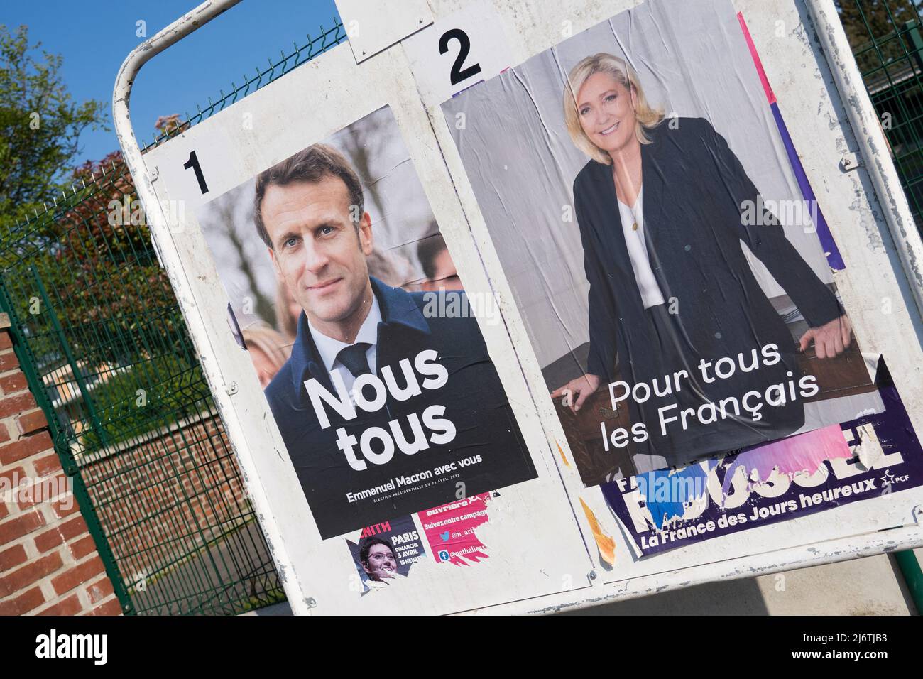 AMIENS, FRANKREICH - 28. APRIL 2022 : Plakate für die zweite Runde der französischen Präsidentschaftswahlen vor einem Wahllokal. Stockfoto AMIENS, FRANKREICH - 28. APRIL 2022 : Plakate für die zweite Runde der französischen Präsidentschaftswahlen vor einem Wahllokal. Stockfoto