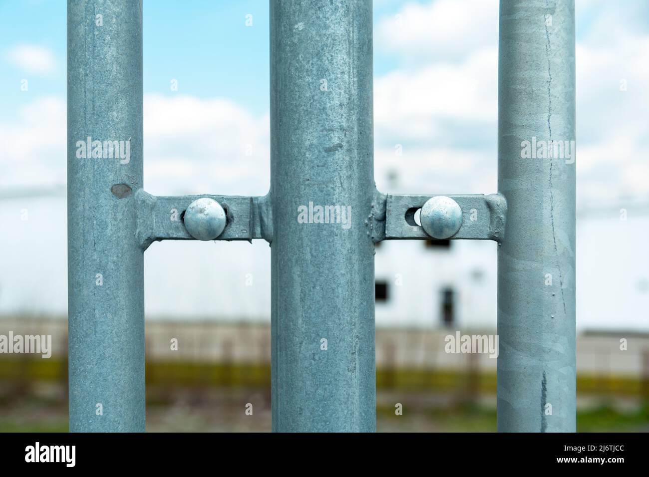 Ort der Verschraubung von Metallbarrieren Stockfoto