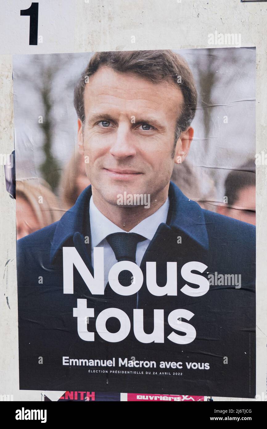AMIENS, FRANKREICH - 28. APRIL 2022 : Plakate für die zweite Runde der französischen Präsidentschaftswahlen vor einem Wahllokal. Stockfoto AMIENS, FRANKREICH - 28. APRIL 2022 : Plakate für die zweite Runde der französischen Präsidentschaftswahlen vor einem Wahllokal. Stockfoto