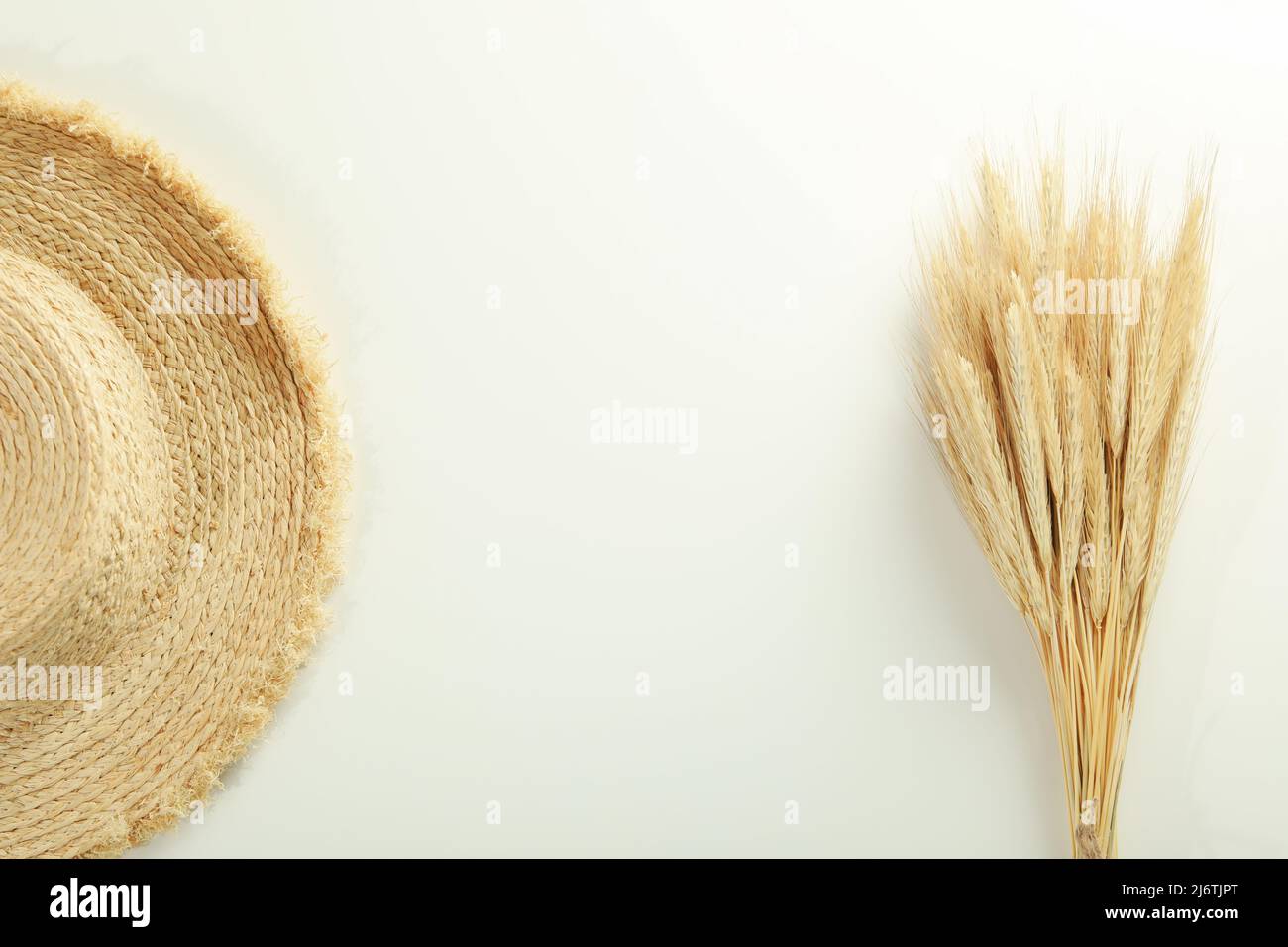 Hygge-Konzept, Stacheletes und Hut auf weißem Hintergrund Stockfoto