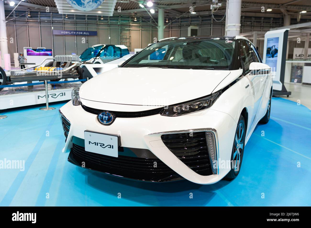 Odaiba, Tokio, Japan, Toyota Showcase Mega Web Palette Town - 2. Januar 2020: Vorderansicht des Toyota Mirai Fuel Cell Vehicle. Stockfoto