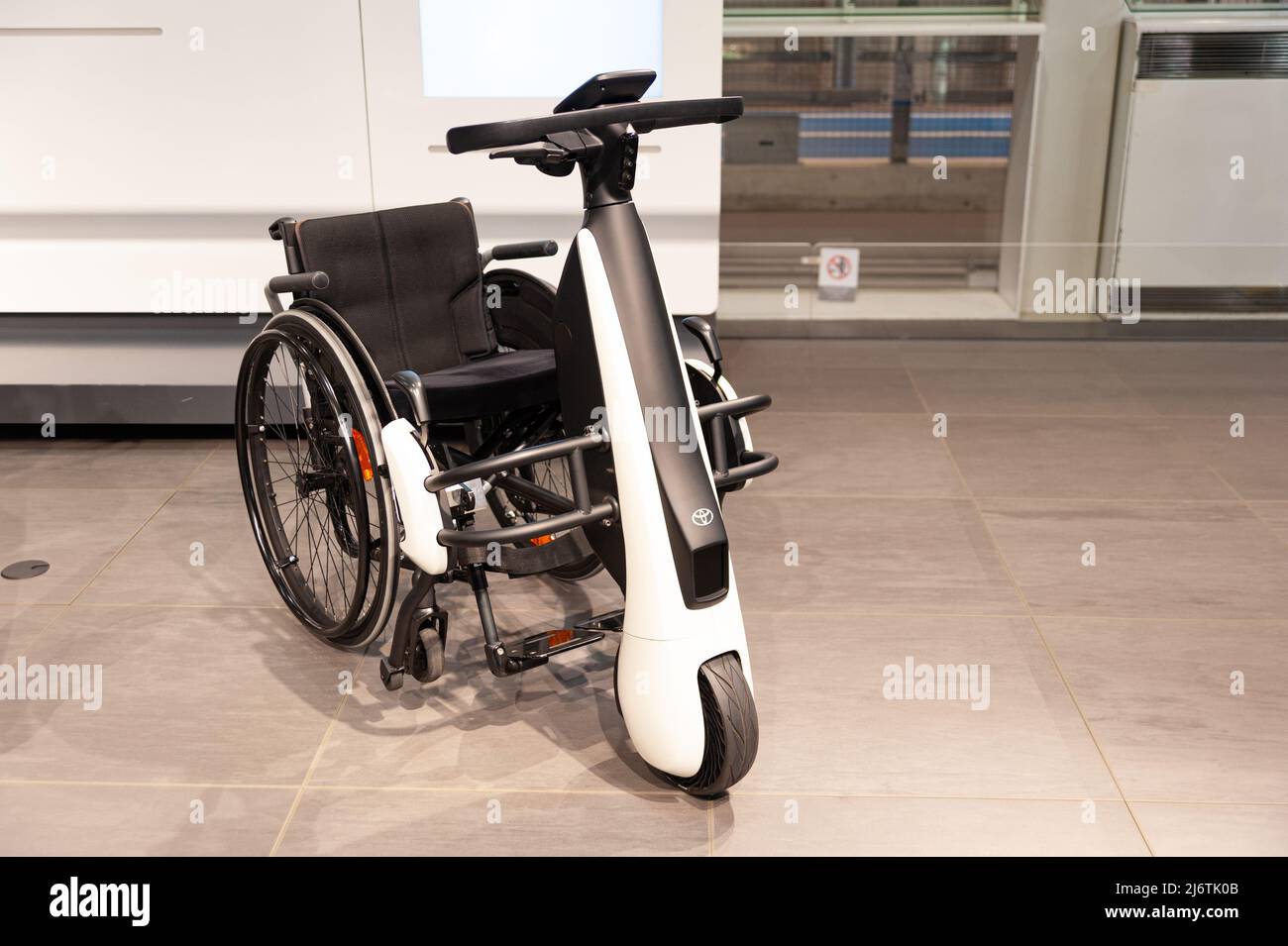 Odaiba, Tokio, Japan, Toyota Showcase Mega Web Palette Town - 2. Januar 2020: Toyota Electric Personal Mobility Walking Area BEV Stockfoto