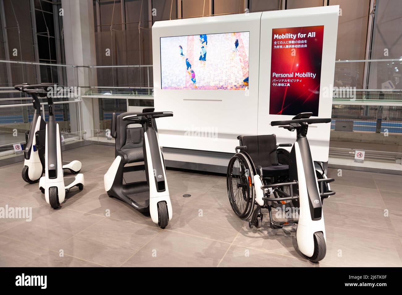 Odaiba, Tokio, Japan, Toyota Showcase Mega Web Palette Town - 2. Januar 2020: Toyota Electric Personal Mobility Walking Area BEVS Stockfoto