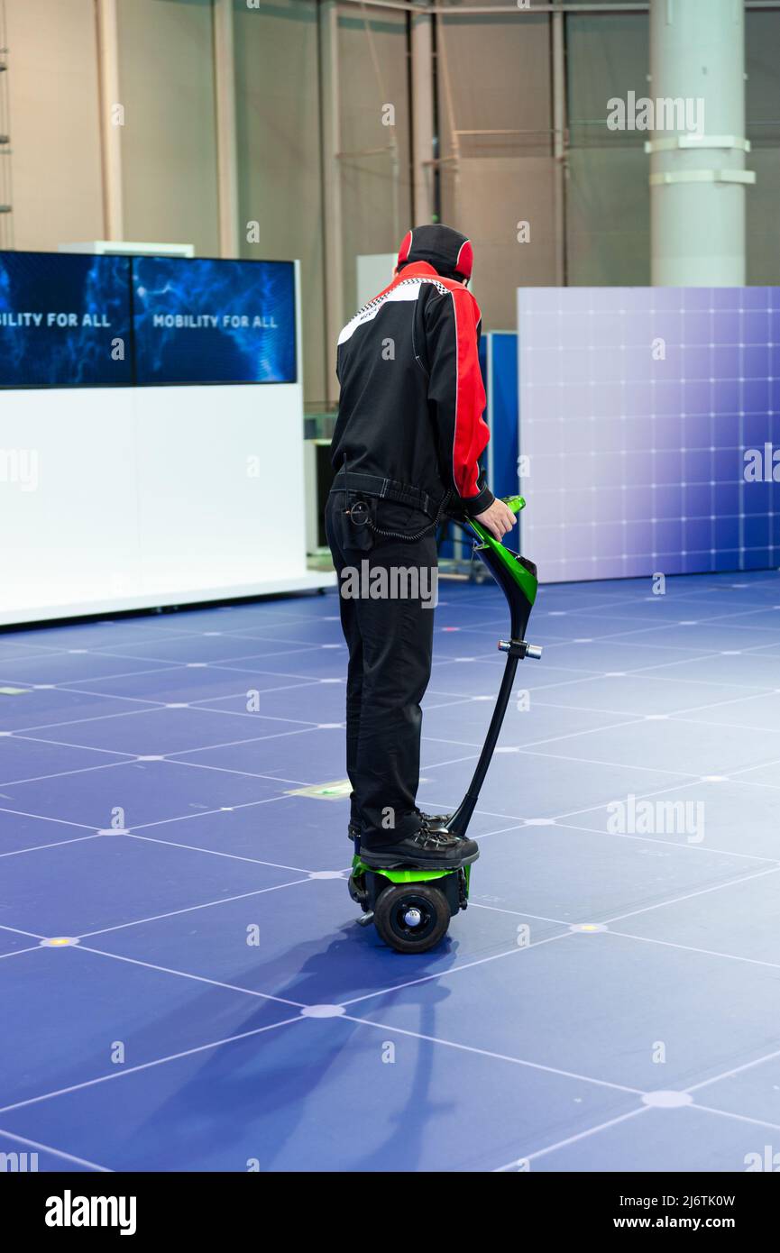 Odaiba, Tokyo, Japan, Toyota Showcase Mega Web Palette Town - 2. Januar 2020: Toyota elektrische Personenmobilität Gehbereich BEV Stehtyp. Stockfoto