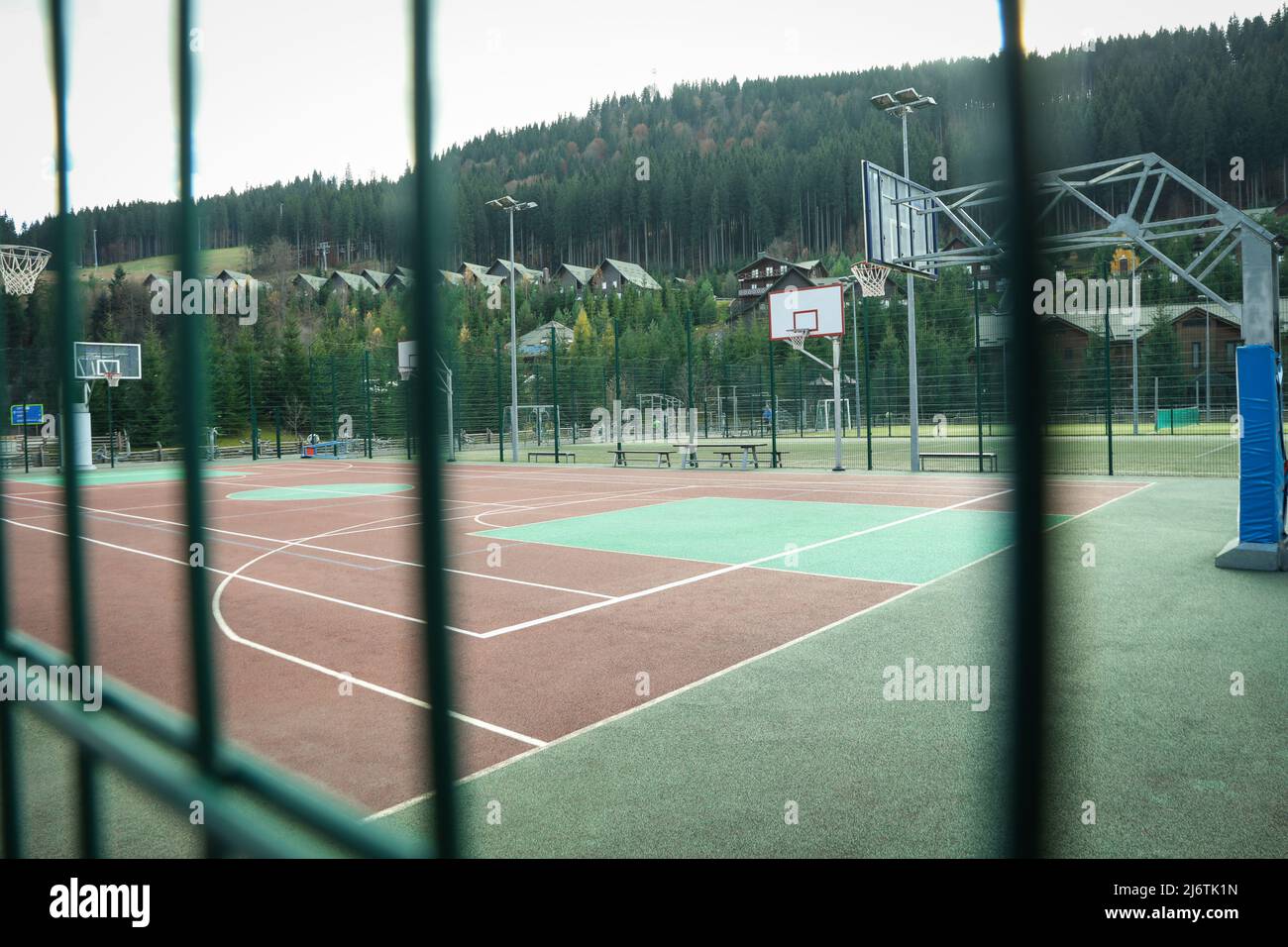 Neuer, moderner Basketballspielplatz mit modernem Aufschlag Stockfoto
