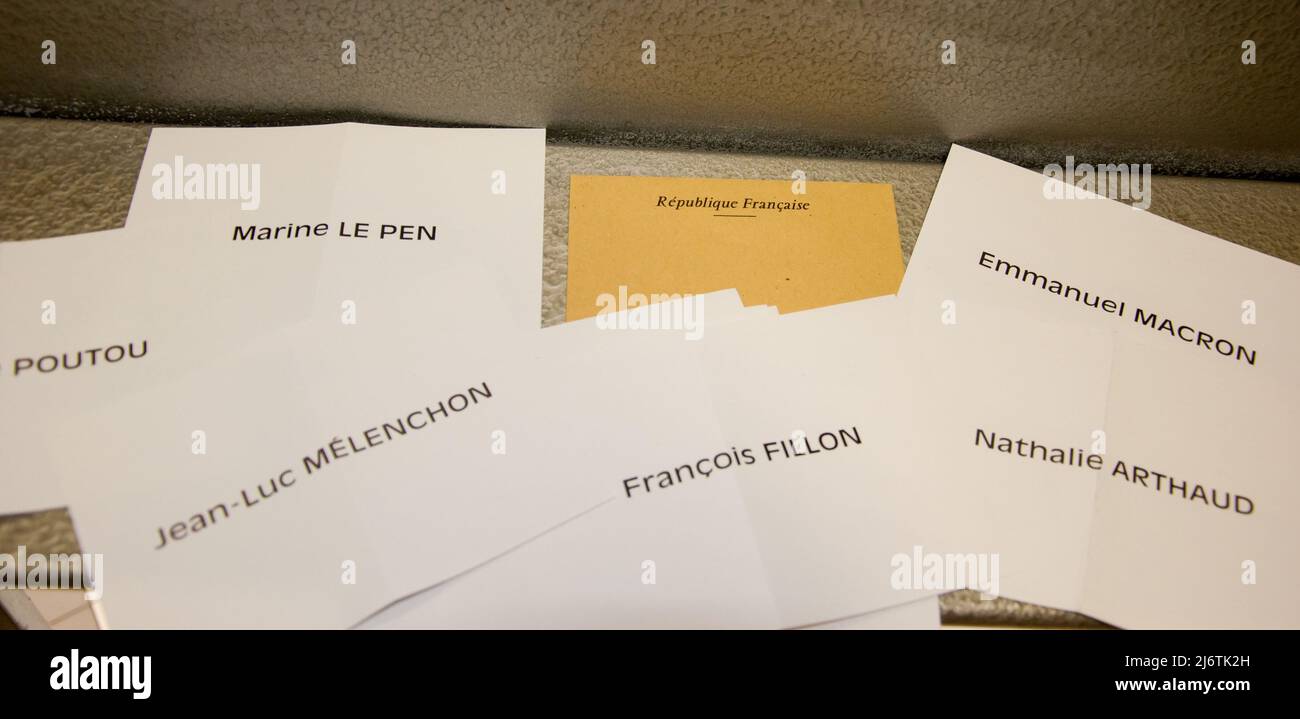 MONTROUGE, FRANKREICH - 23. APRIL 2017 - Wählen Sie für die erste Runde der französischen Präsidentschaftswahlen. Stockfoto MONTROUGE, FRANKREICH - 23. APRIL 2017 - Wählen Sie für die erste Runde der französischen Präsidentschaftswahlen. Stockfoto