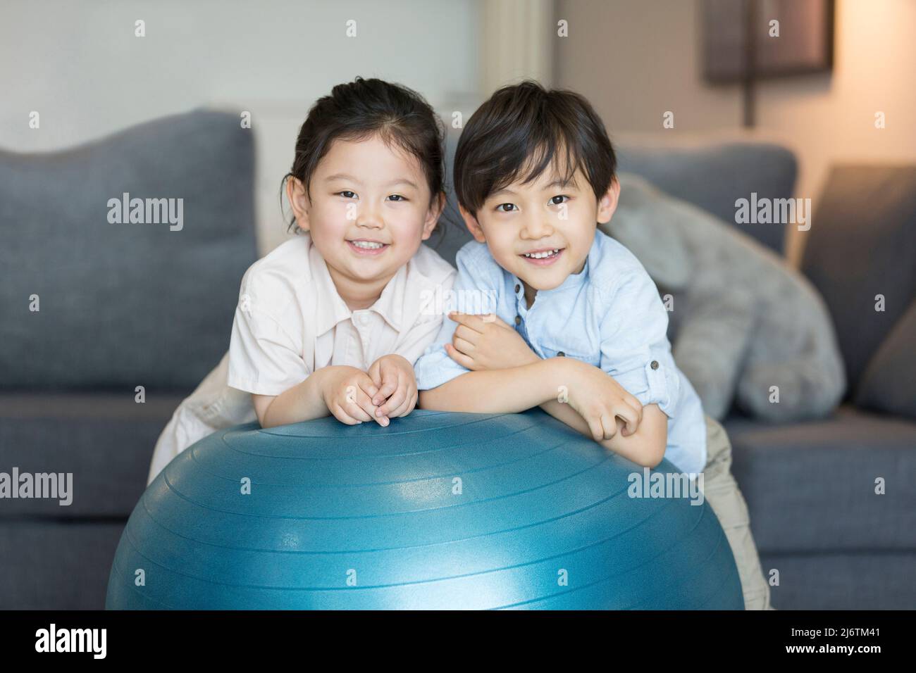 Ein Junge und ein Mädchen spielen eng im Wohnzimmer ihres Hauses - Stock-Foto Stockfoto
