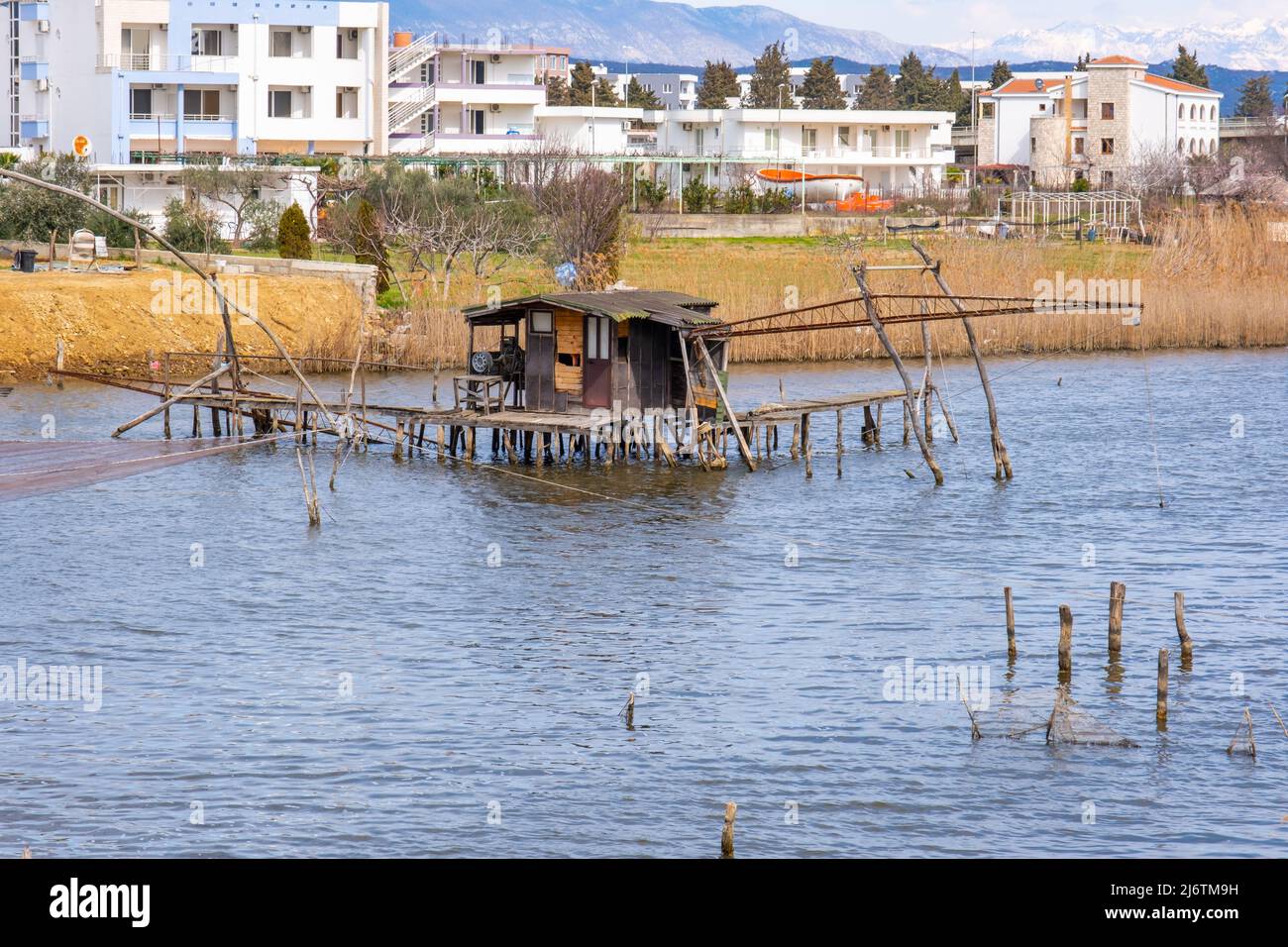Hütten von Fischern in der Bucht von Ulcinj Stadt, Montenegro Stockfoto