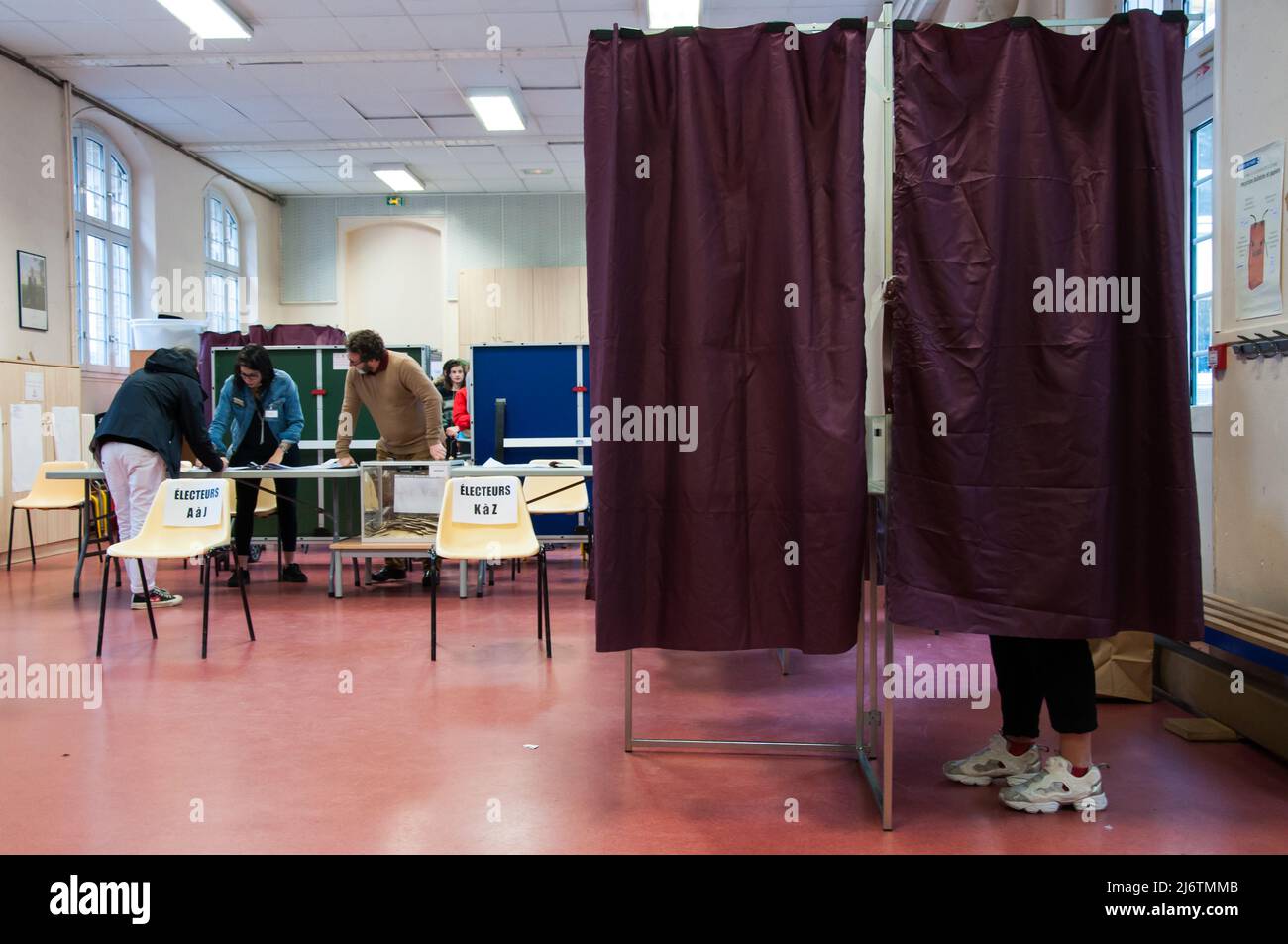 PARIS, FRANKREICH - 7. MAI 2017 : Polling Station in Paris für die zweite Runde der französischen Präsidentschaftswahlen. Stockfoto PARIS, FRANKREICH - 7. MAI 2017 : Polling Station in Paris für die zweite Runde der französischen Präsidentschaftswahlen. Stockfoto