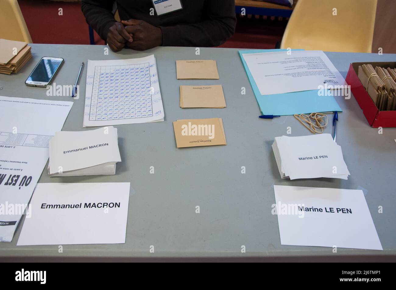 PARIS, FRANKREICH - 7. MAI 2017 : Polling Station in Paris für die zweite Runde der französischen Präsidentschaftswahlen. Stockfoto PARIS, FRANKREICH - 7. MAI 2017 : Polling Station in Paris für die zweite Runde der französischen Präsidentschaftswahlen. Stockfoto