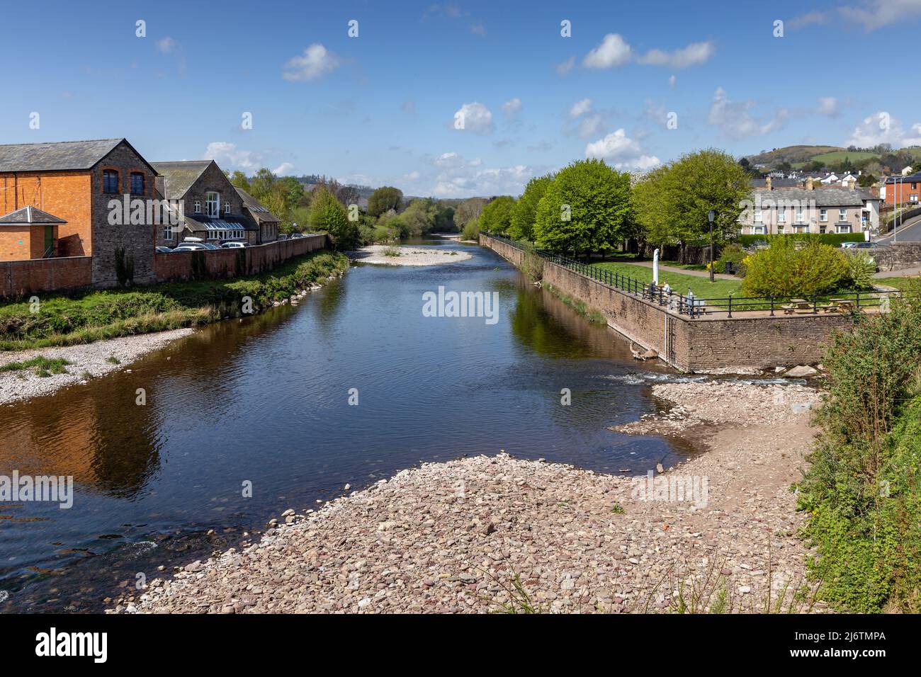 Der Fluss Usk in der walisischen Stadt Brecon, Brecon Beacons National Park, Powys, Wales Stockfoto