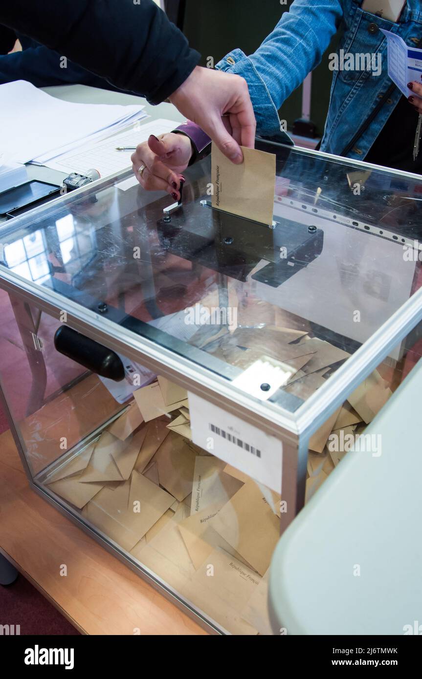 PARIS, FRANKREICH - 7. MAI 2017 : Polling Station in Paris für die zweite Runde der französischen Präsidentschaftswahlen. Stockfoto PARIS, FRANKREICH - 7. MAI 2017 : Polling Station in Paris für die zweite Runde der französischen Präsidentschaftswahlen. Stockfoto