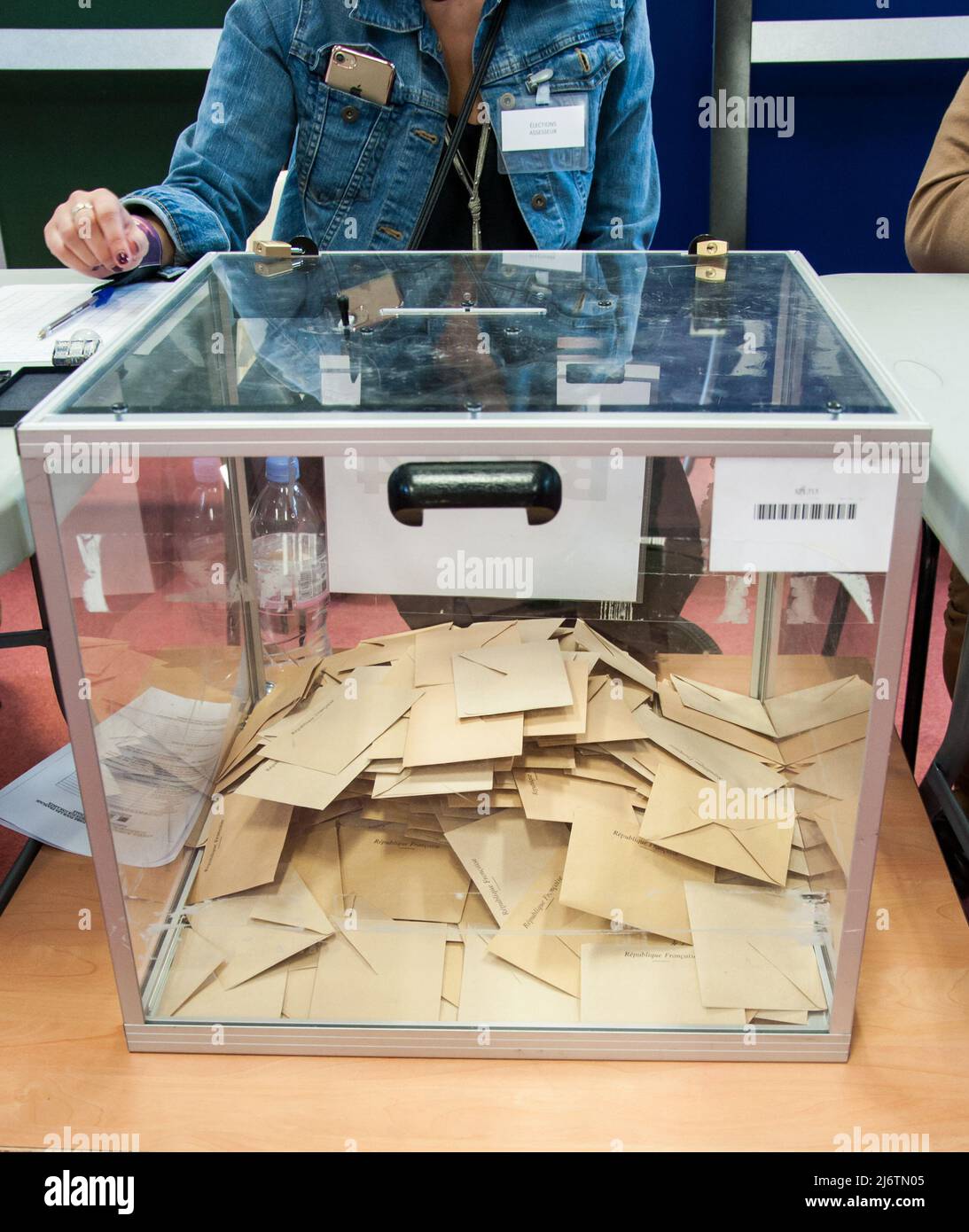 PARIS, FRANKREICH - 7. MAI 2017 : Polling Station in Paris für die zweite Runde der französischen Präsidentschaftswahlen. Stockfoto