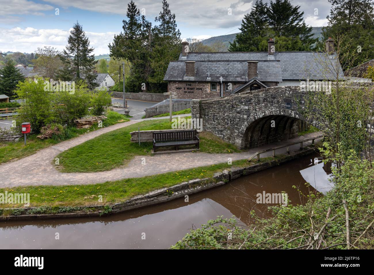 Brücke 143 über die Monmouthshire und Brecon Canal in Talybont-on-Usk durch das White Hart Inn. Brecon Beacons National Park, Powys, South Wales, Großbritannien Stockfoto