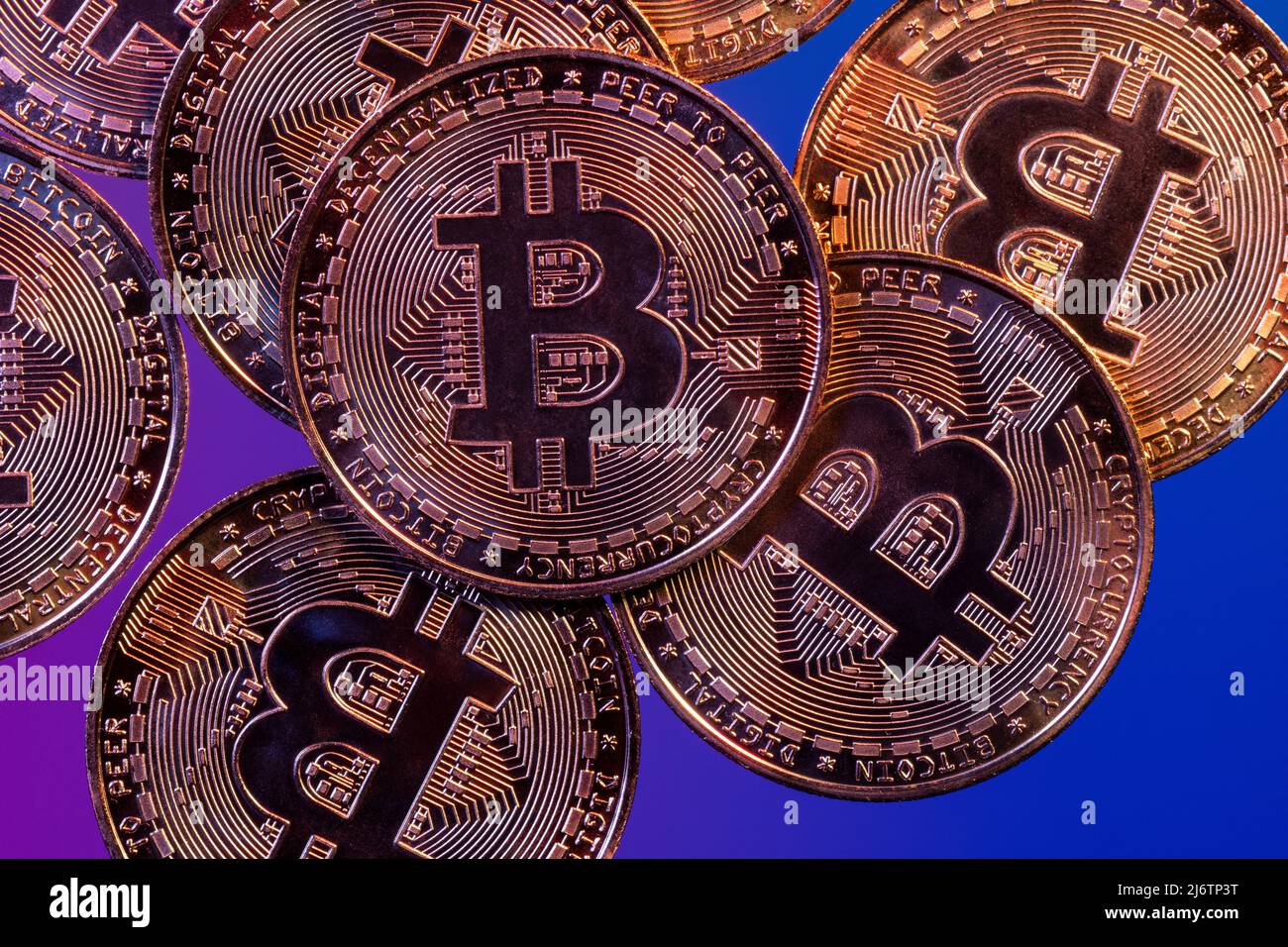 Nahaufnahme von vergoldeten Bitcoins, die den Bitcoin-Markt und moderne Technologie, Finanzen, Internet, Handel symbolisieren. Stockfoto