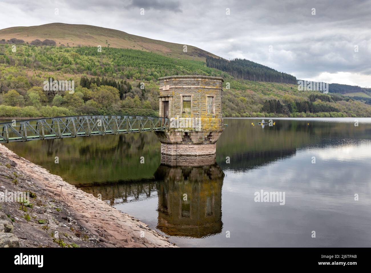 Der Abziehturm am Talybont Reservoir im Brecon Beacons National Park in Wales. Stockfoto