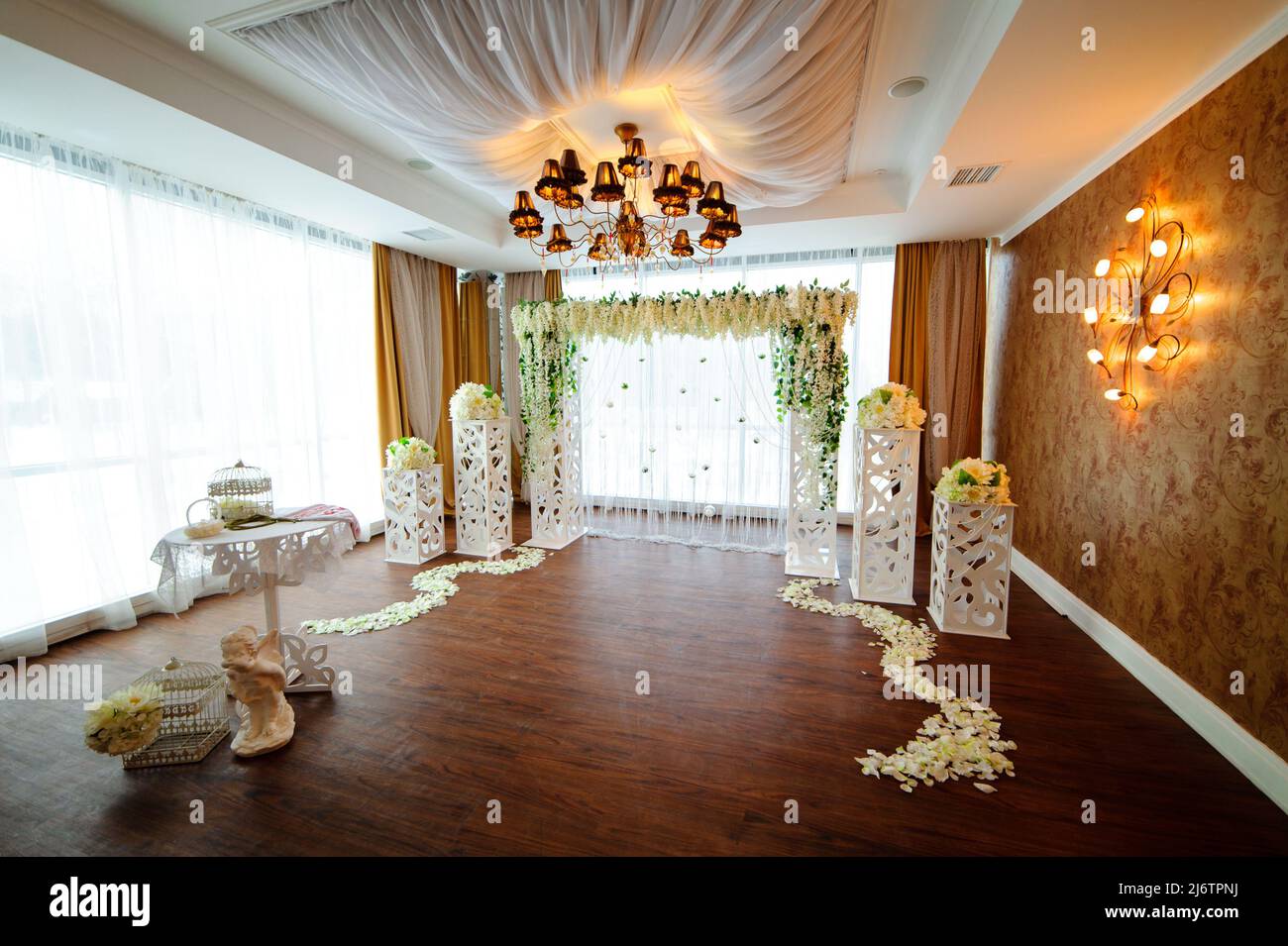 Blumenbogen aus frischen Farben für eine Hochzeitszeremonie im Restaurant auf weißem Hintergrund mit hellem Hochzeitsdekor Stockfoto