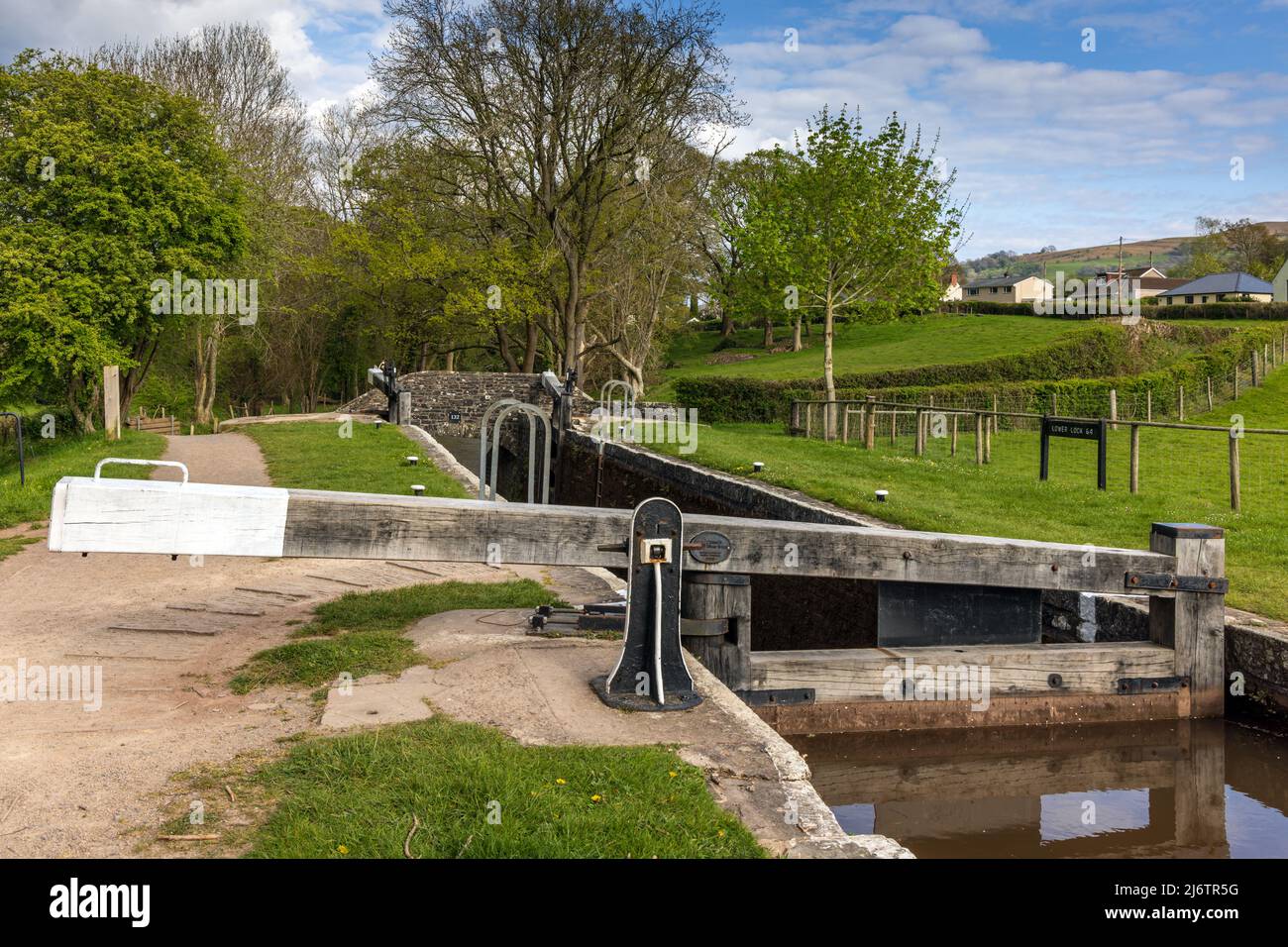 Lower Llangynidr Locks und Bridge 132 auf dem Monmouthshire und Brecon Canal im Brecon Beacons National Park, South Wales. Stockfoto