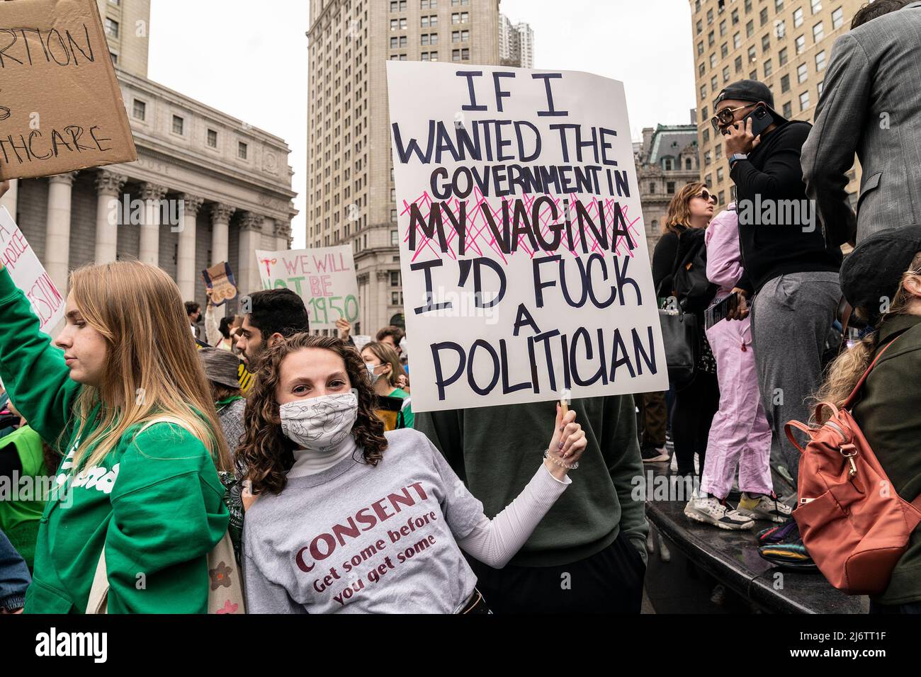 New York, USA. 3. Mai 2022, New York, New York, USA: Mehr als 3 Menschen versammeln sich auf dem Foley Square für Abtreibungsrechte für Frauen angesichts der Lecks des Obersten Gerichtshofs, die zeigen, dass die konservative Mehrheit des Obersten Gerichtshofs plant, die Entscheidung von Wade gegen Roe effektiv zu stürzen und Abtreibungen im Land zu verbieten. Die Kundgebung beginnt die Woche der Proteste im ganzen Land, in der Abtreibungsrechte gefordert werden. (Bild: © Lev Radin/Pacific Press via ZUMA Press Wire) Bild: ZUMA Press, Inc./Alamy Live News Stockfoto