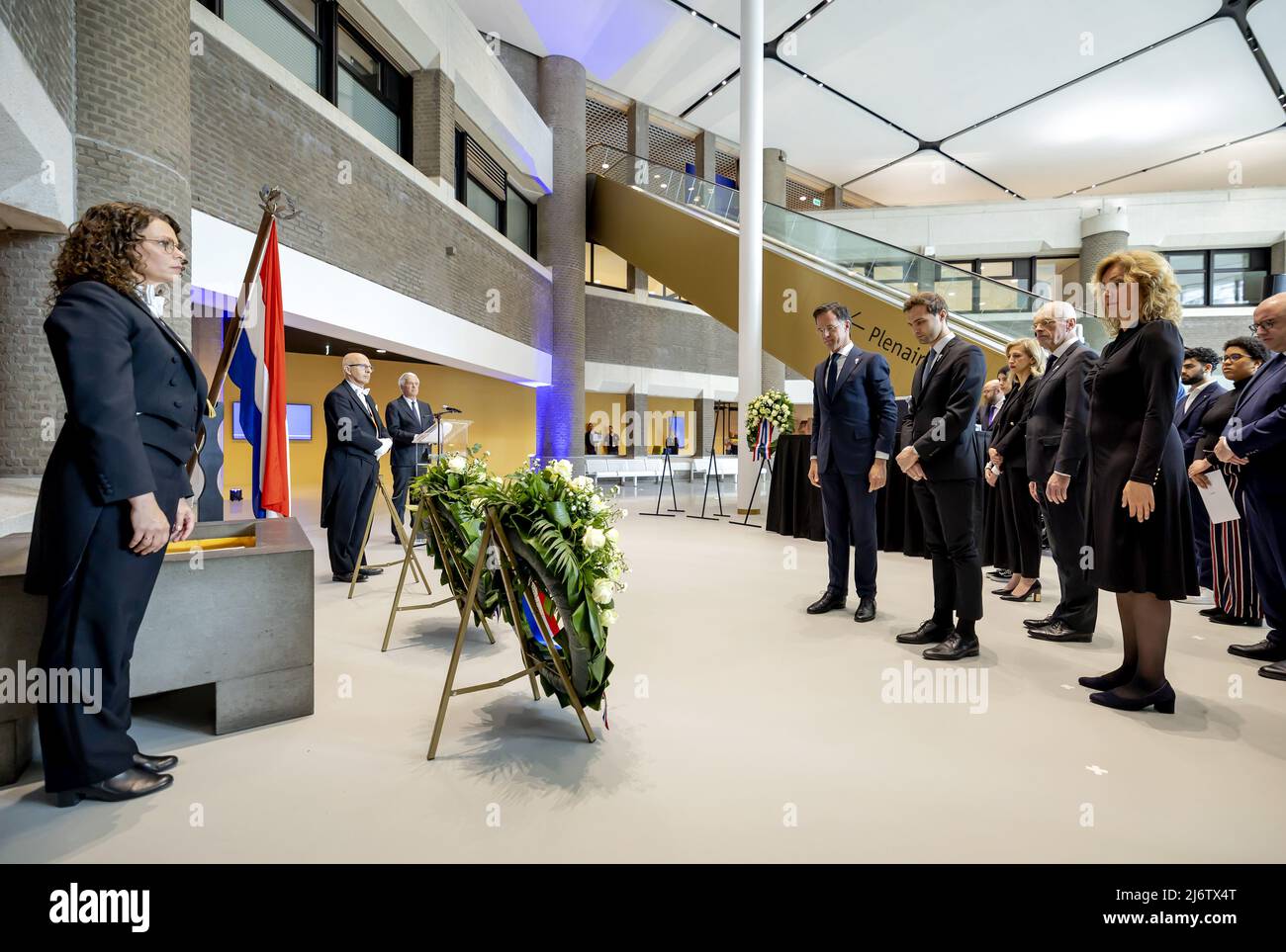 2022-05-04 11:26:23 DEN HAAG - Premierminister Mark Rutte und Maarten van Ooijen Staatssekretär für Gesundheit, Wohlfahrt und Sport reflektieren über einen Kranz, der während des Gedenkens an der Ehrenrolle der Gefallenen in der Statenpassage gelegt wurde. ANP ROBIN VAN LONKHUIJSEN niederlande Out - belgien Out Stockfoto