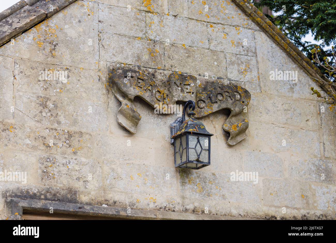 Inschrift (Teach Me, O Lord) auf einer religiösen Schule aus dem 19.. Jahrhundert für eine Bibelausbildung der Armen, Shalbourne, einem Dorf im ländlichen Wiltshire, England Stockfoto