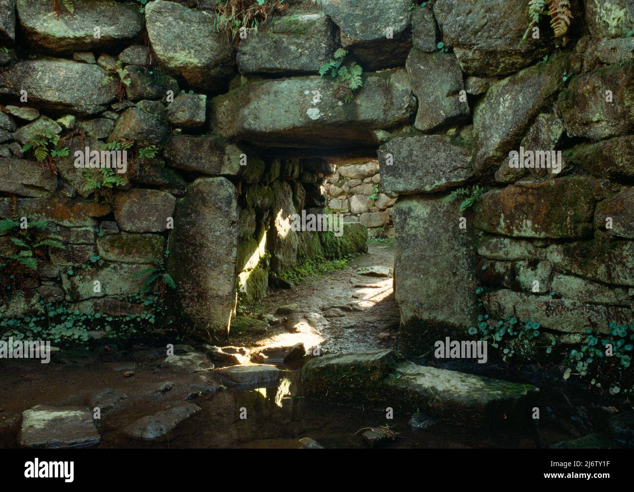 Sehen Sie südöstlich des Eingangsdurchgangs und des megalithischen Portals einer unterirdischen Kammer aus der Eisenzeit im alten Dorf Carn Euny, West Penwith, Cornwall, England, Großbritannien. Stockfoto
