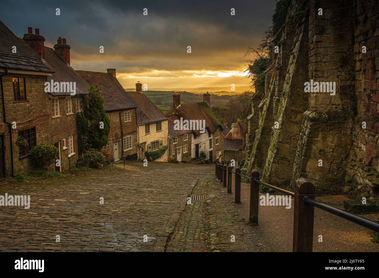 Der legendäre Gold Hill in Shaftesbury in Dorset wurde an einem Dezemberabend aufgenommen Stockfoto