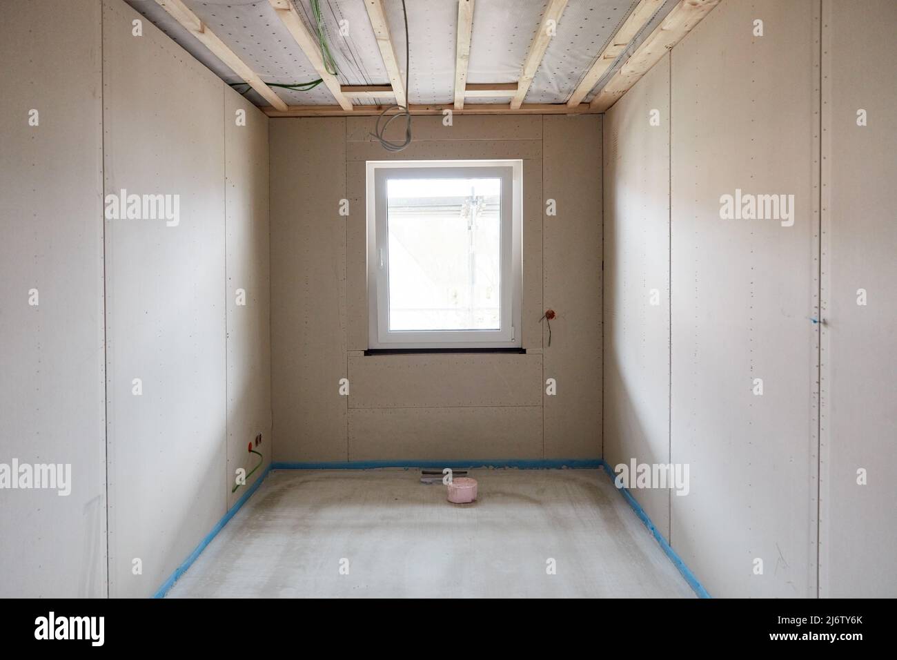 Estrichtrocknung nach dem Verlegen durch Estrichschichten in einem kleinen Raum während des Hausbaus Stockfoto