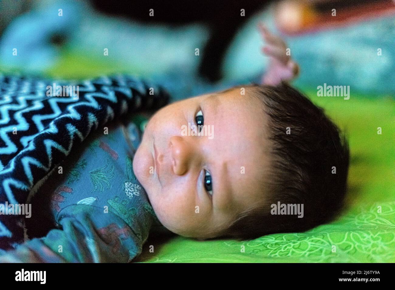 Porträt eines liegenden Neugeborenen Stockfoto
