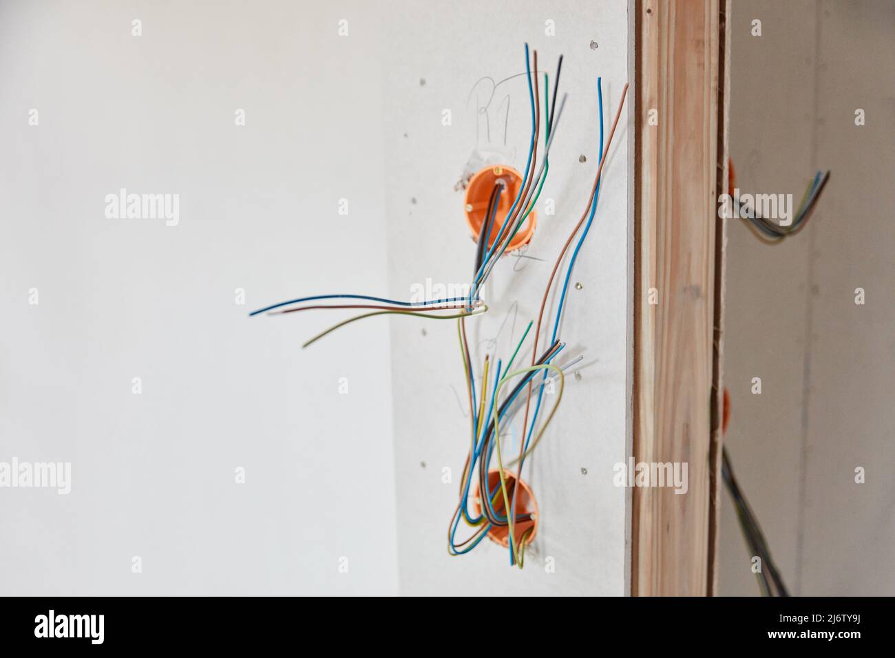 Elektroinstallation mit Kabel für Lichtschalter im Haus im Neubau Stockfoto
