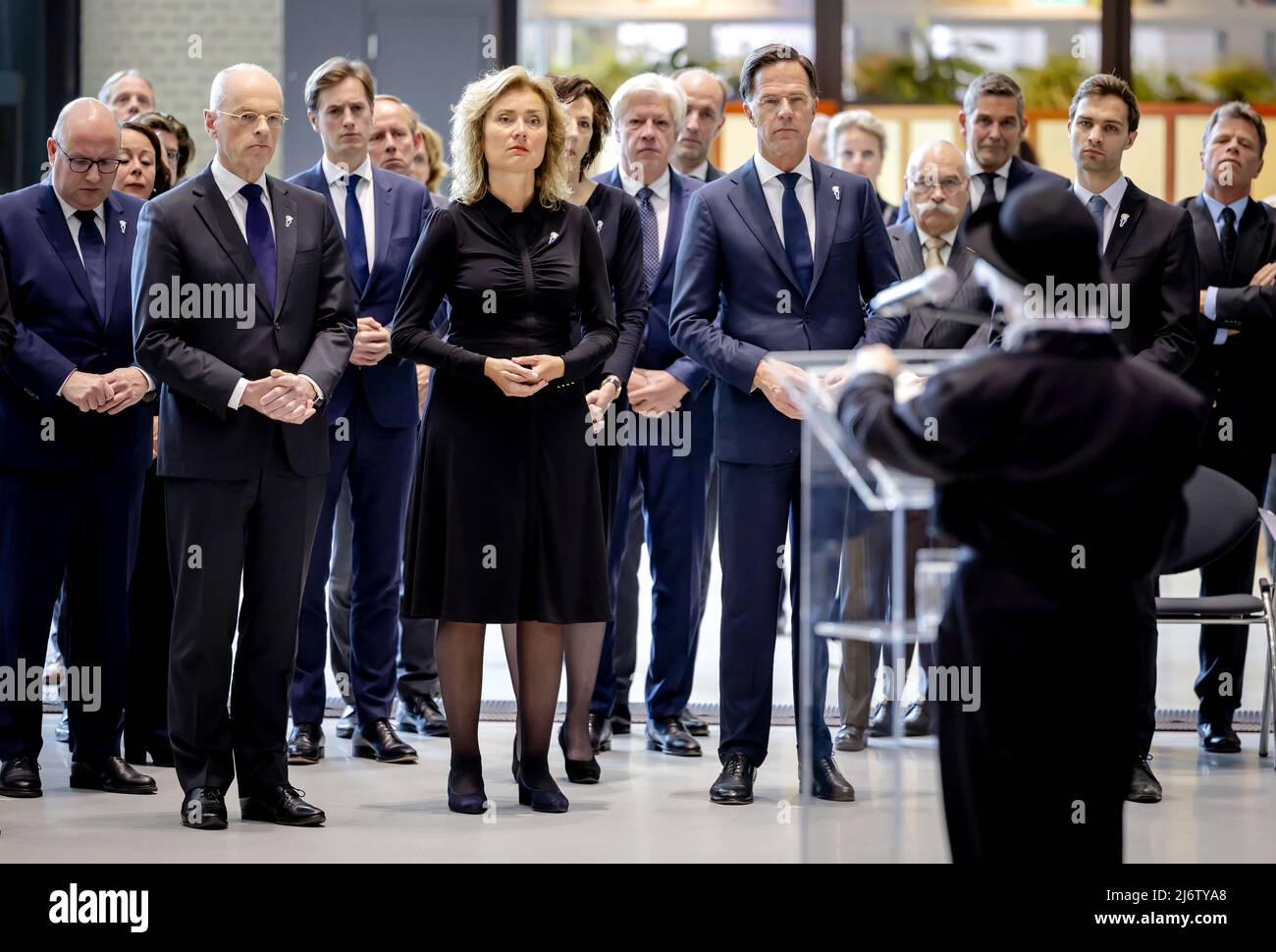 2022-05-04 11:11:25 DEN HAAG - Sprecherin des Repräsentantenhauses Vera Bergkamp, Premierminister Mark Rutte und Maarten van Ooijen Staatssekretär für Gesundheit, Wohlfahrt und Sport während der Gedenkfeier an der Ehrenrolle der Gefallenen in der Statenpassage. ANP ROBIN VAN LONKHUIJSEN niederlande Out - belgien Out Stockfoto