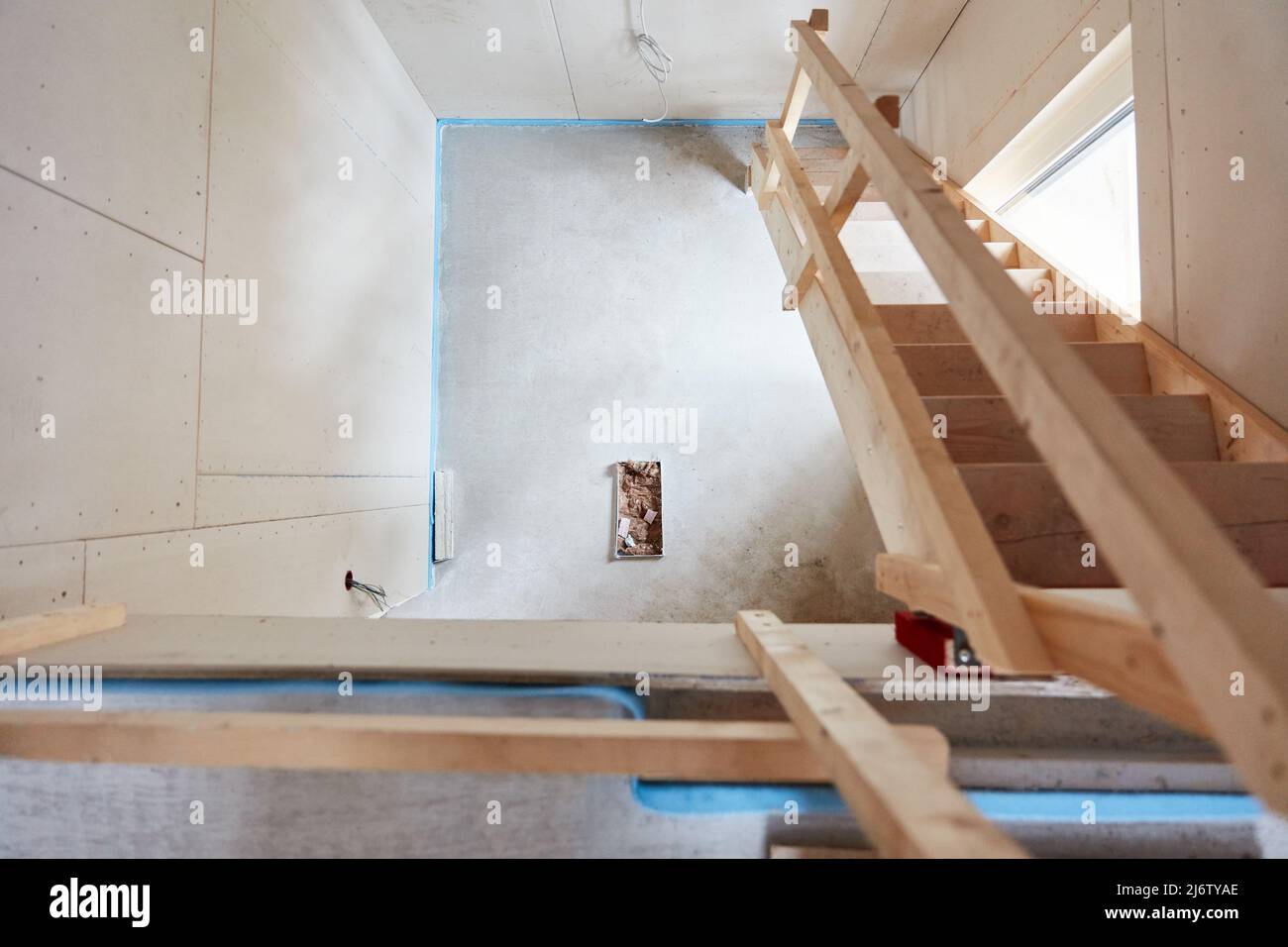 Provisorische Treppe auf der Baustelle eines neuen Hauses mit frischem Estrich Stockfoto