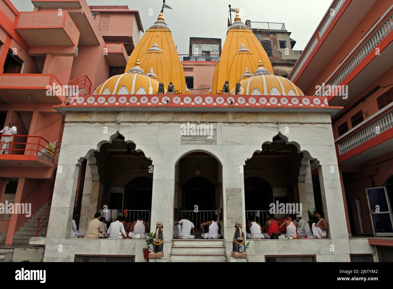 Studenten und Pilger, die an der Shri Satuwa Baba Ashram in Varanasi, Uttar Pradesh, Indien, vedic studieren. Stockfoto