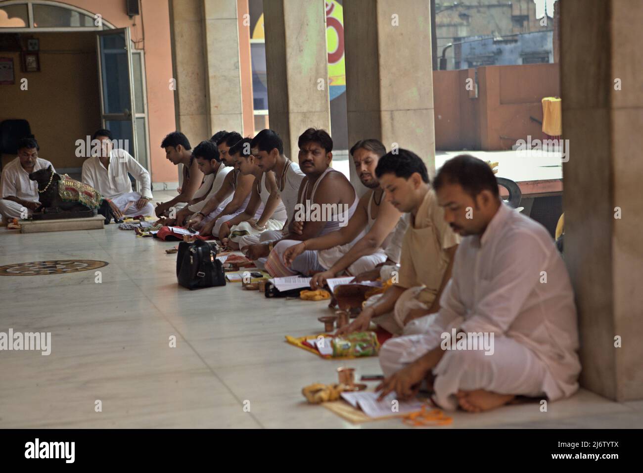 Studenten und Pilger, die an der Shri Satuwa Baba Ashram in Varanasi, Uttar Pradesh, Indien, vedic studieren. Stockfoto