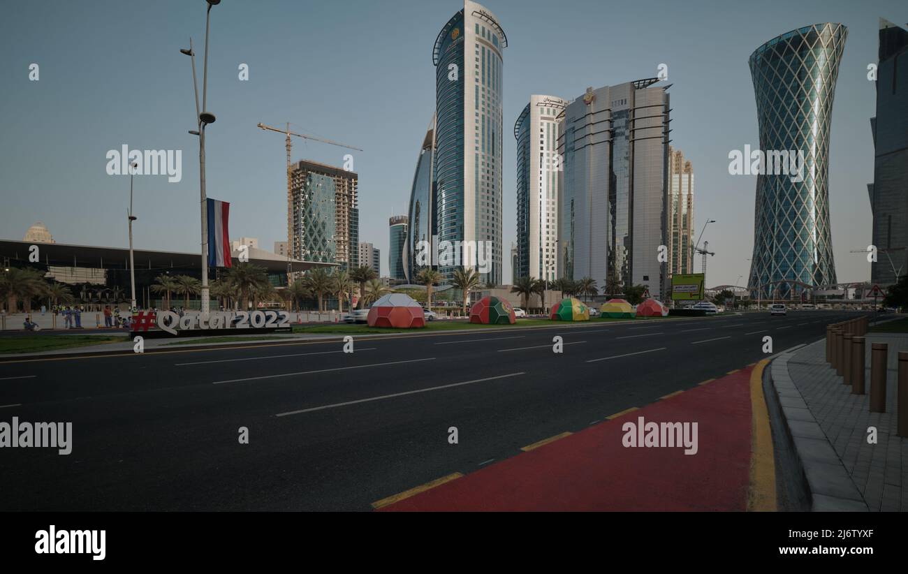 Katar bereitet sich auf die FIFA-Weltmeisterschaft 2022 vor und zeigt die Flaggen der teilnehmenden Fußballmannschaften in der Omar AL Mukhtar Straße in Doha, Katar Stockfoto