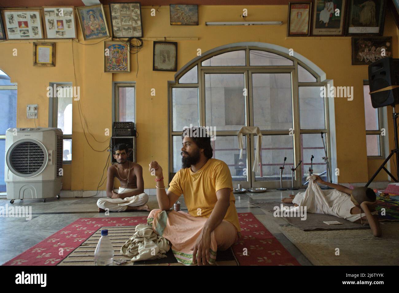 Porträt eines Hausmeisters und Studenten, die im Ashram Shri Satuwa Baba in Varanasi, Uttar Pradesh, Indien, ein Gespräch führen. Stockfoto