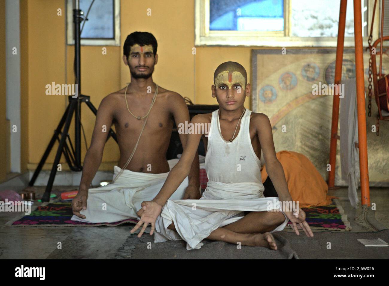 Porträt vedischer Studenten, die eine Yoga-Position im Ashram Shri Satuwa Baba in Varanasi, Uttar Pradesh, Indien, demonstrieren. Stockfoto