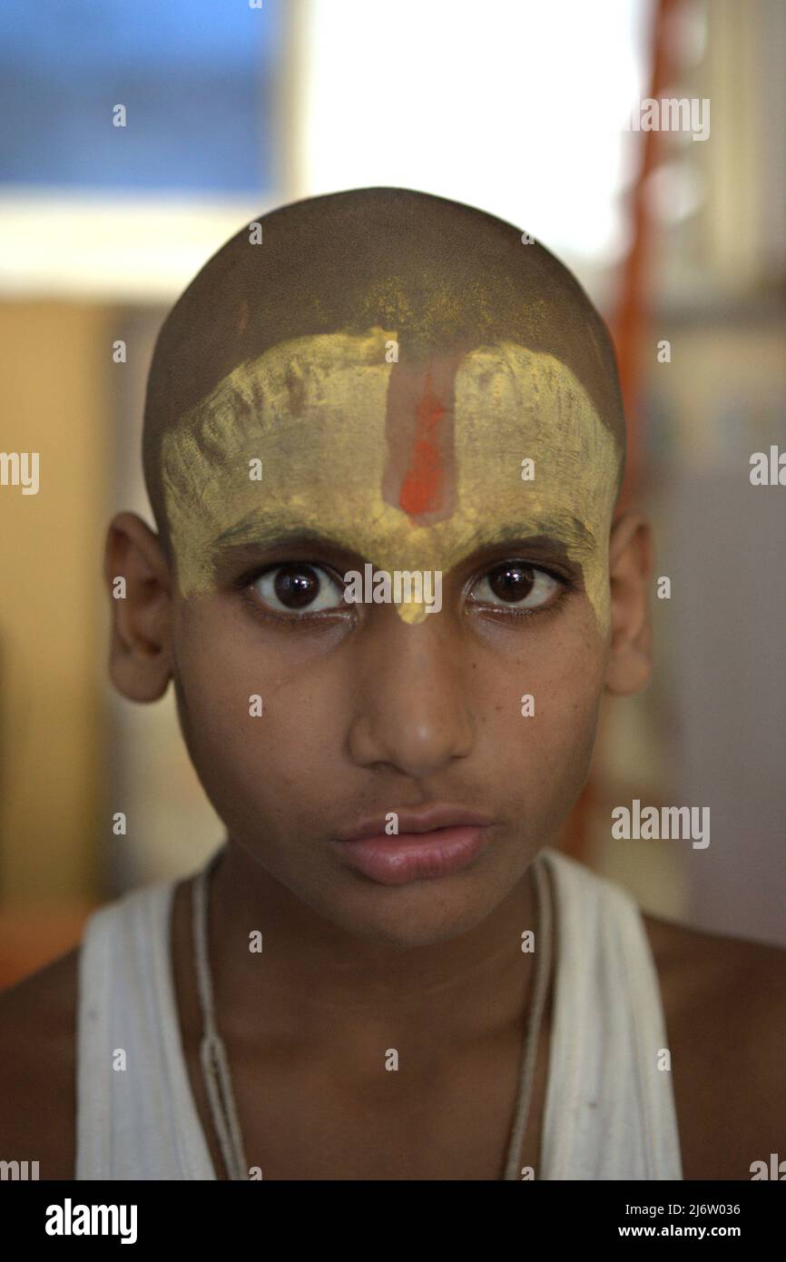Porträt eines Kindes, vedischer Student bei Shri Satuwa Baba Ashram in Varanasi, Uttar Pradesh, Indien. Stockfoto