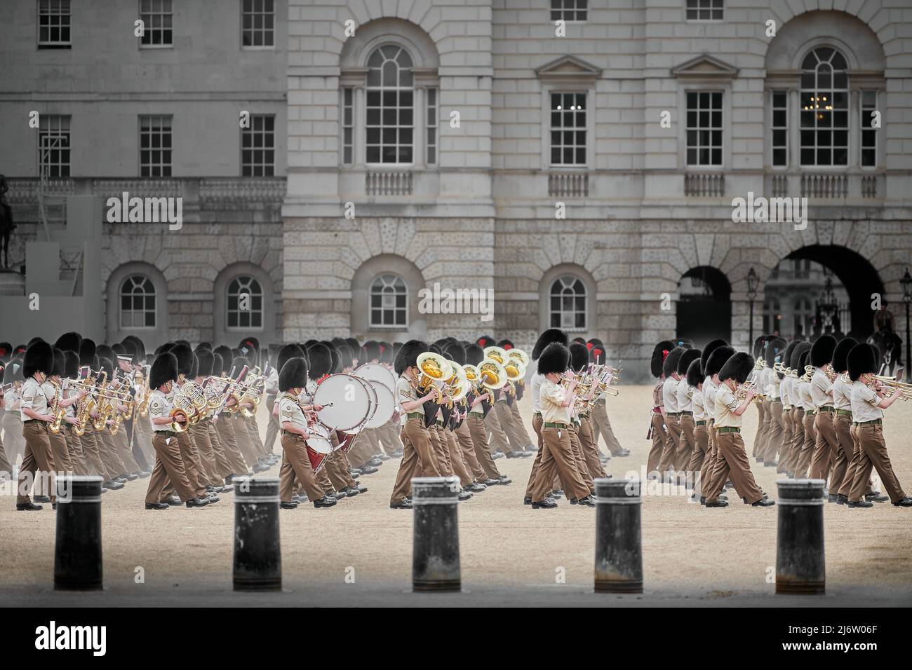 Die Wachen der Königin in ihren Bärenfellhüten üben am Dienstag, dem 3. Mai 2022, bei der Horseguards Parade in London, England, die Farbe zu Trooping, um sich auf die Platin-Jubiläumsfeier von Königin Elizabeth II. Im Juni 2022 vorzubereiten. Stockfoto