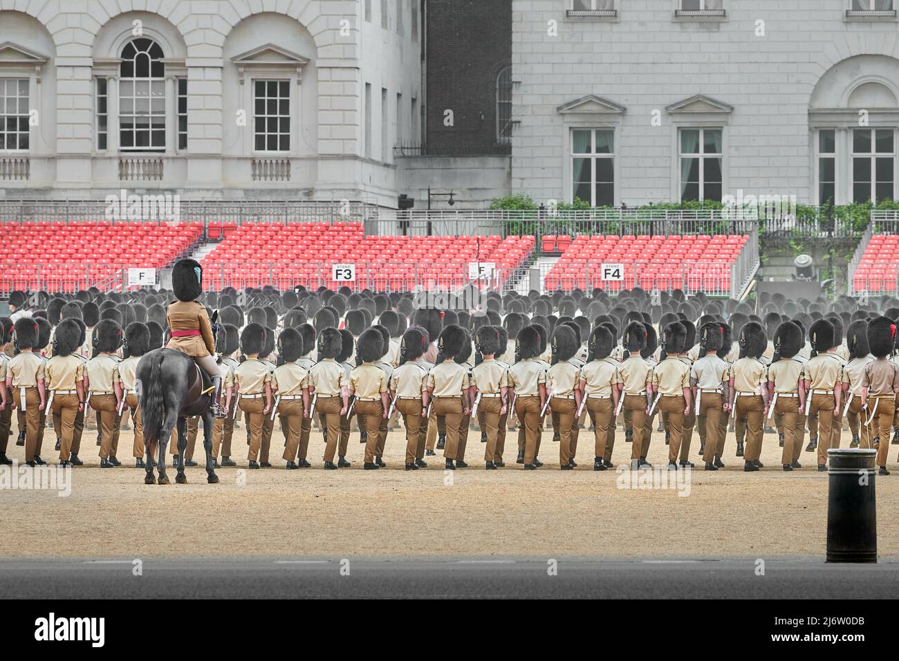 Die Wachen der Königin in ihren Bärenfellhüten üben am Dienstag, dem 3. Mai 2022, bei der Horseguards Parade in London, England, die Farbe zu Trooping, um sich auf die Platin-Jubiläumsfeier von Königin Elizabeth II. Im Juni 2022 vorzubereiten. Stockfoto