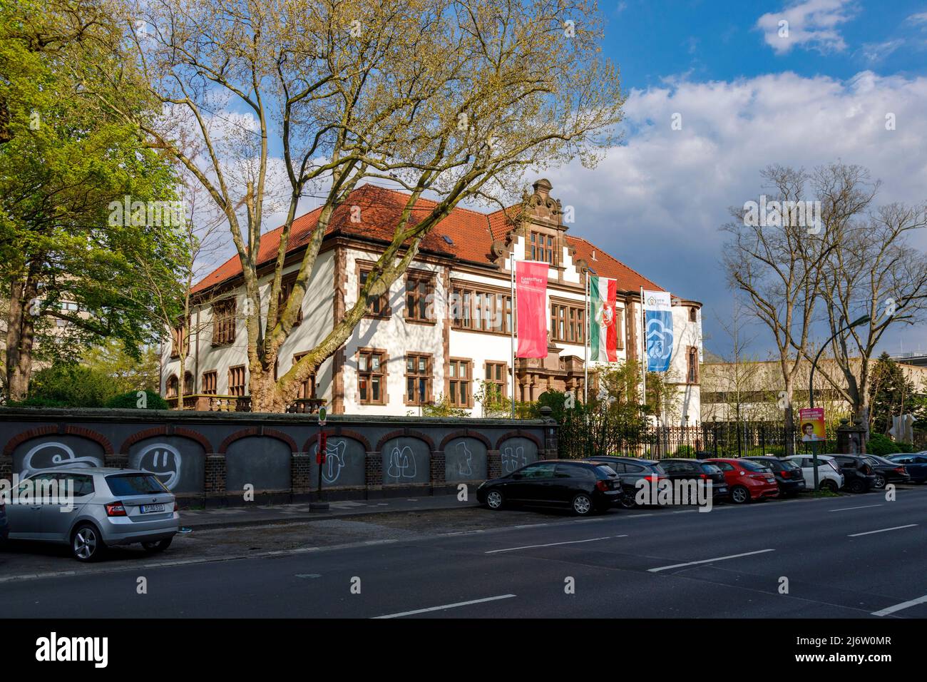 Haus der Stiftungen, Sitz der NRW-Stiftung und der Kunststiftung NRW im ehemaligen Offiziersschlam auf dem Gelände der Uhlan-Kaserne Stockfoto