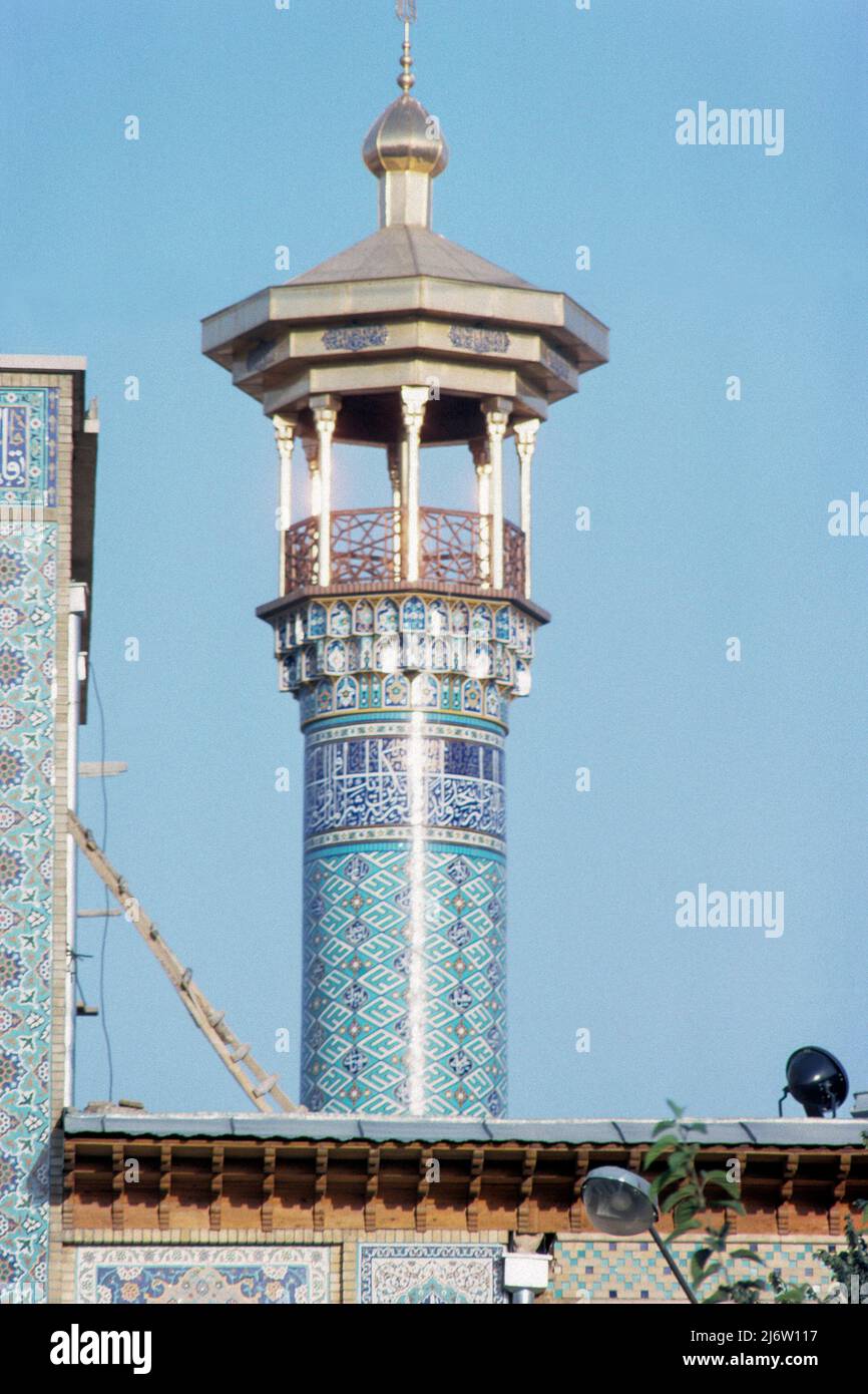 Shiraz Iran 1976 - Minarett des Schah Cheragh Mausoleums in Shiraz, Fars Province, Iran Stockfoto