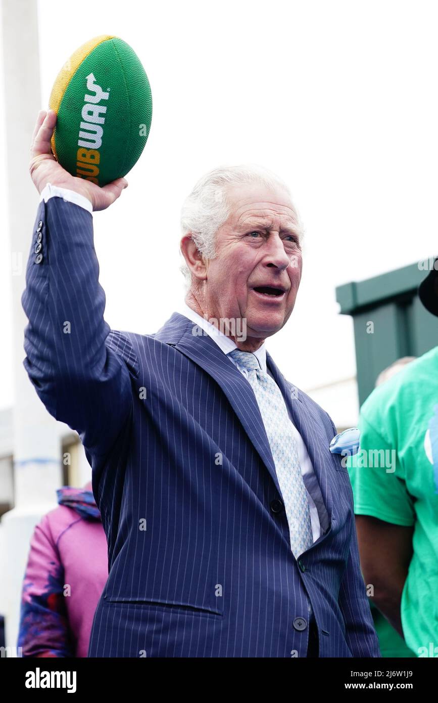 Der Prinz von Wales wirft einen amerikanischen Fußball während eines Besuchs auf dem Dexters Adventure Playground in Brixton, Süd-London, wo er die jungen Leute trifft, die von der BIGKID Stiftung unterstützt werden. Bilddatum: Mittwoch, 4. Mai 2022. Stockfoto