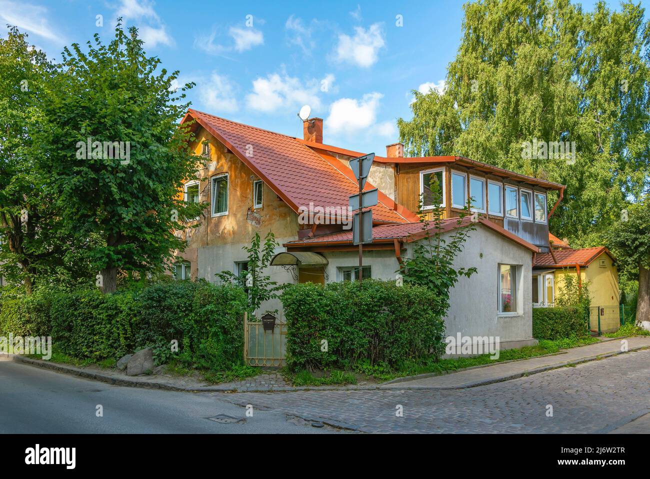 Fassade eines Wohngebäudes in der Kurstadt Zelenogradsk, Region Königsberg Stockfoto