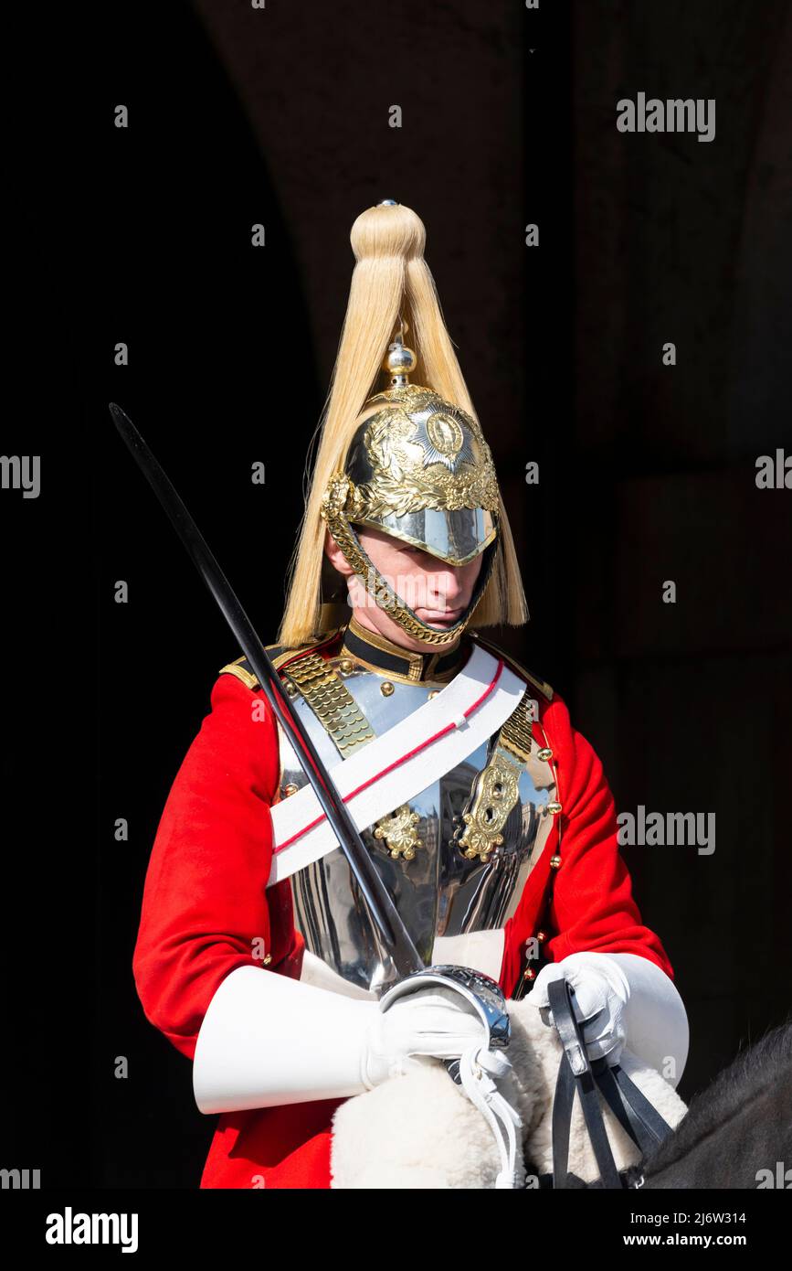 Rettungsschwimmer der britischen Armee des Haushalts-Kavalleriesoldaten im zeremoniellen Wachdienst bei Horse Guards, London, Großbritannien. Polierter Helm und Cuirass-Platte Stockfoto