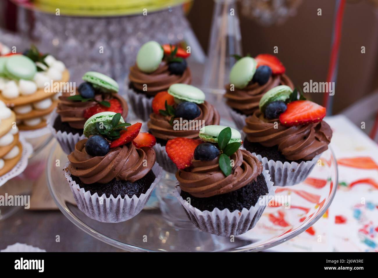 Kuchen und Süßigkeiten mit Schokolade und Beeren. Stockfoto