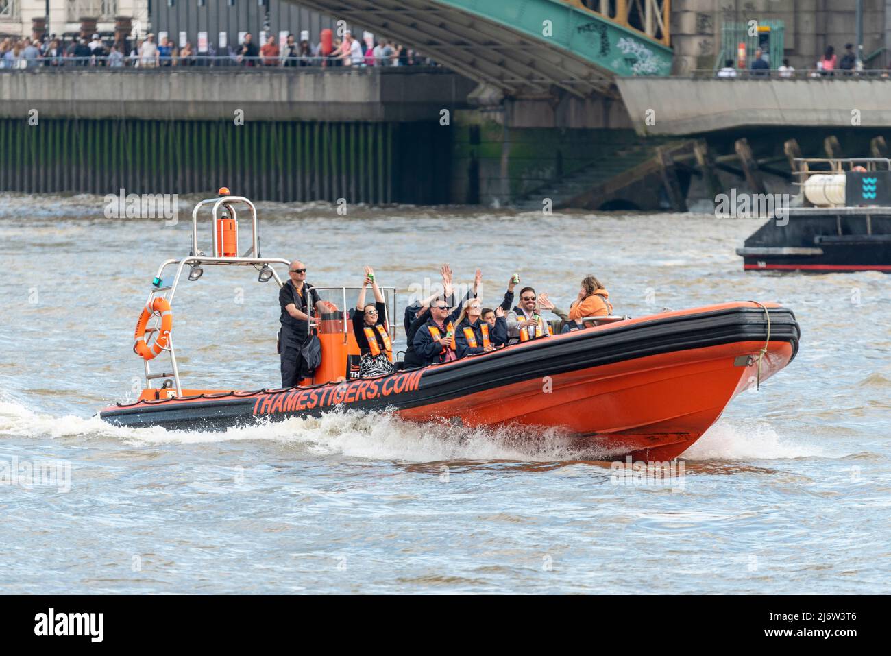 Fahrten mit dem Hochgeschwindigkeitsboot Thames Tigers auf der Themse in London, Großbritannien. Schnellboot-Touristenschiff unterwegs in Southwark Stockfoto