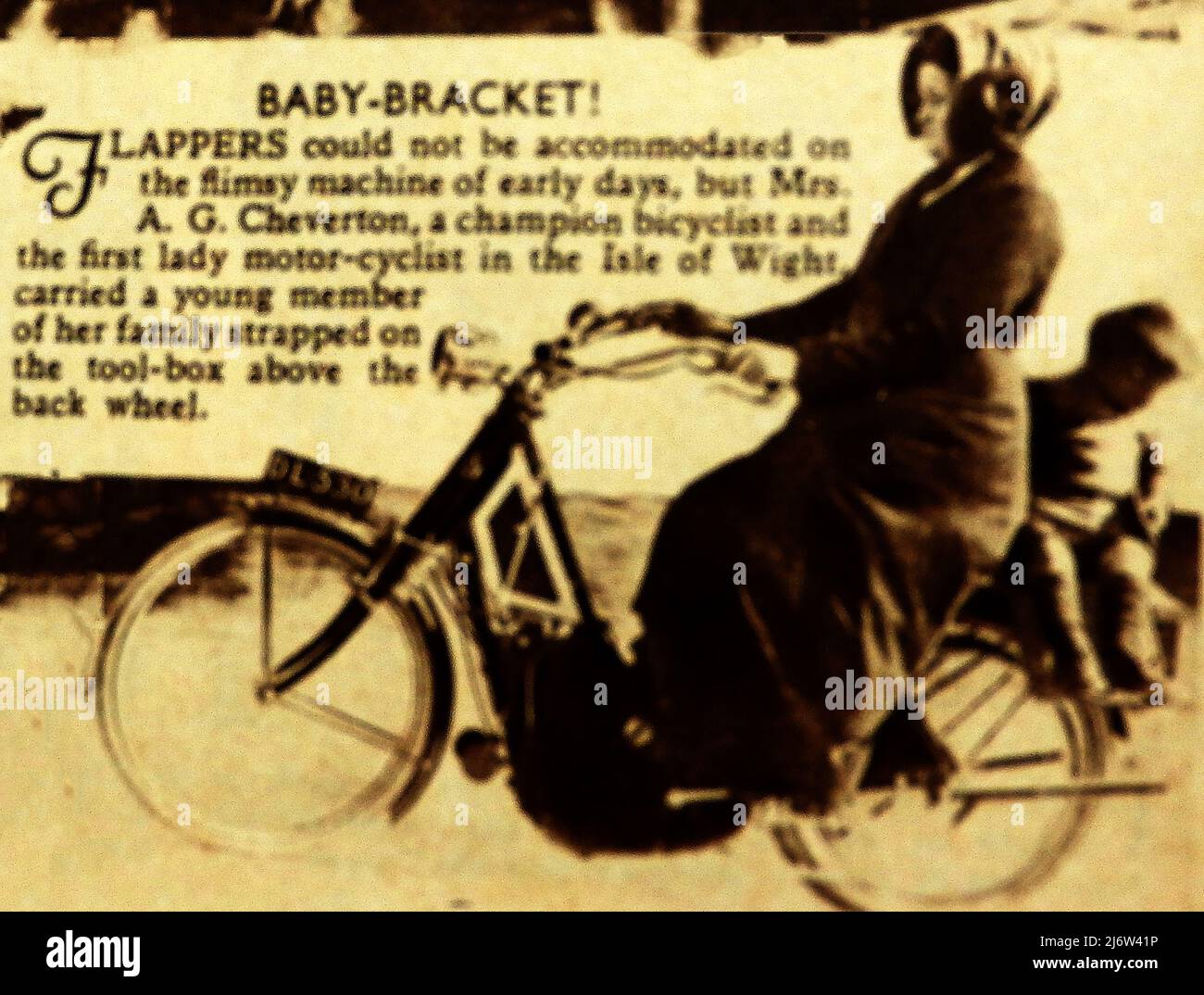 Ein Pressebild von 1911 von Frau Cheverton , Motorradfahrerin mit einem Kind, das auf einem provisorischen Sitz an ihren Werkzeugkasten geschnallt ist. Sie war eine meisterliche Pedalfahrerin und die erste Motorradfahrerin auf der Isle of Wight und möglicherweise auch in Großbritannien. Stockfoto