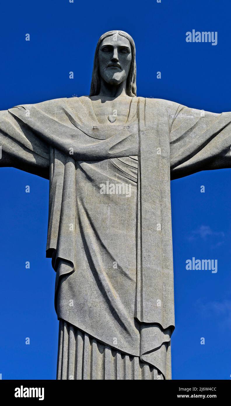 RIO DE JANEIRO, BRASILIEN - 16. MÄRZ 2022: Christus, der Erlöser und blauer Himmel Stockfoto